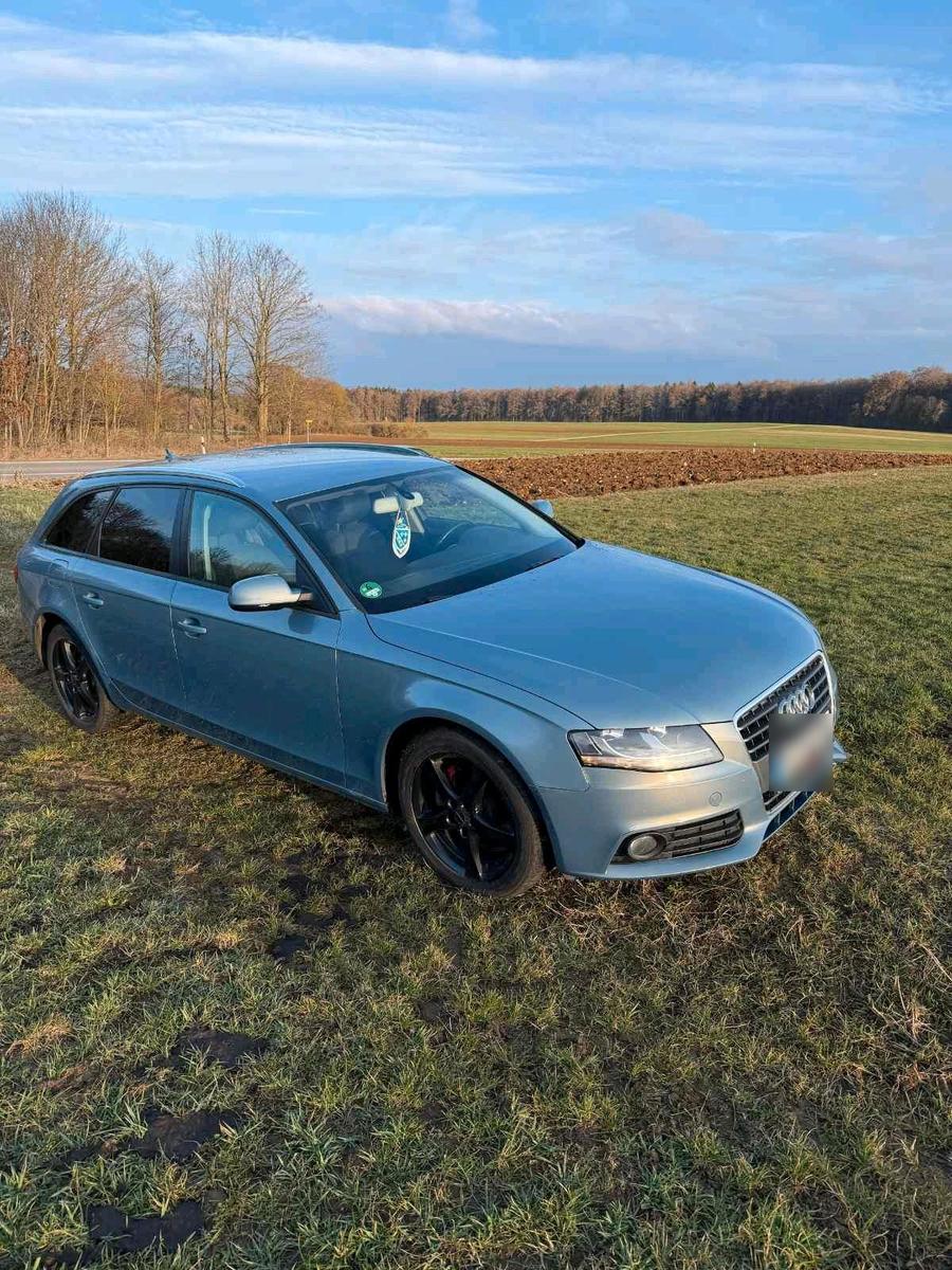 Audi A4 2010 — салон