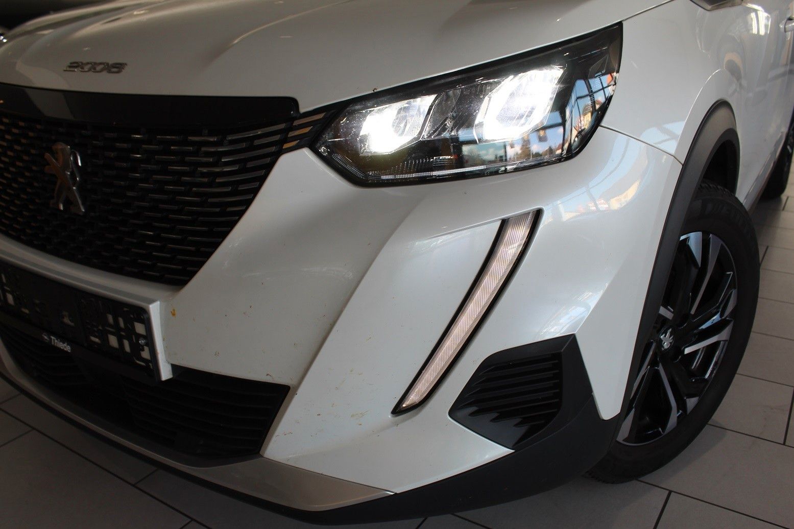 Fahrzeugabbildung Peugeot 2008 Allure Pack 1.2T NAVI/LED/PDC/180°CAM/DAB+