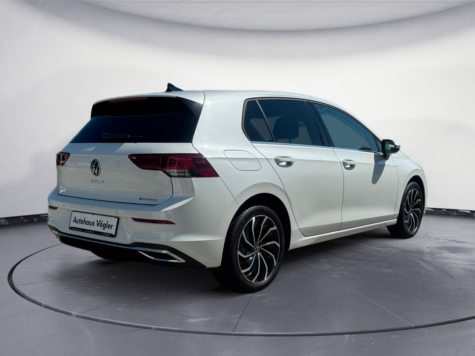 Golf Style Plug-In-Hybrid Navi Panoramadach