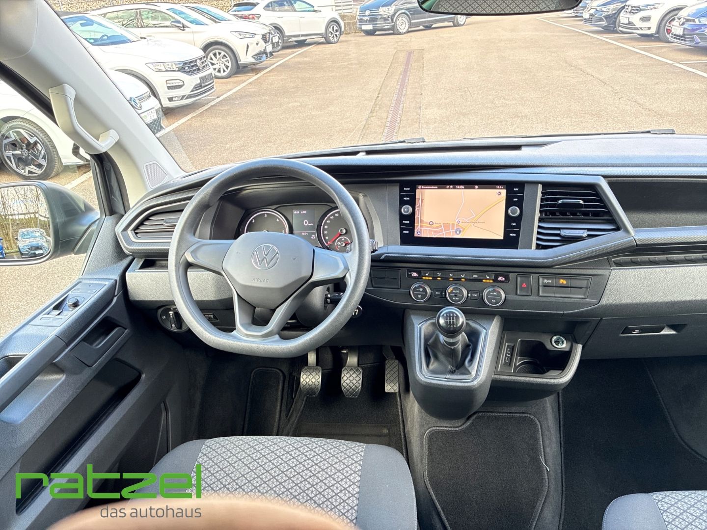 Fahrzeugabbildung Volkswagen T6.1 Multivan Family Trendline 4 Sitze AHK Navi