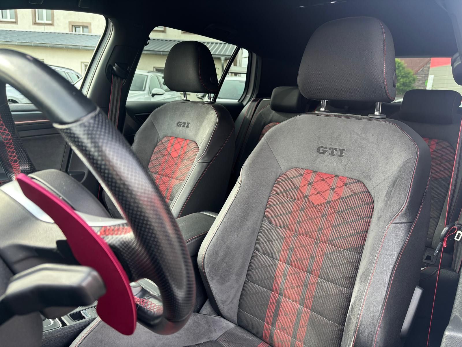 Fahrzeugabbildung Volkswagen Golf GTI TCR AKRAPOVIC-DYNAUDIO-ACC-RFK-DCC-ALC.