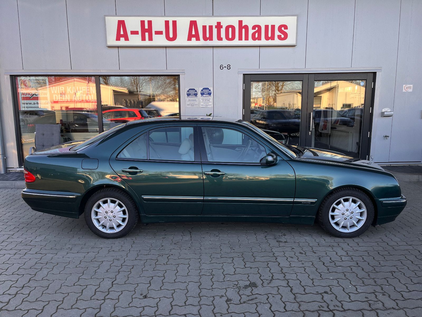 Fahrzeugabbildung Mercedes-Benz E 240 ELEGANCE