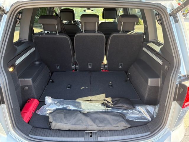 Fahrzeugabbildung Volkswagen Touran R-LINE BLACK STYLE 1,5 TSI DSG 7-SITZER E