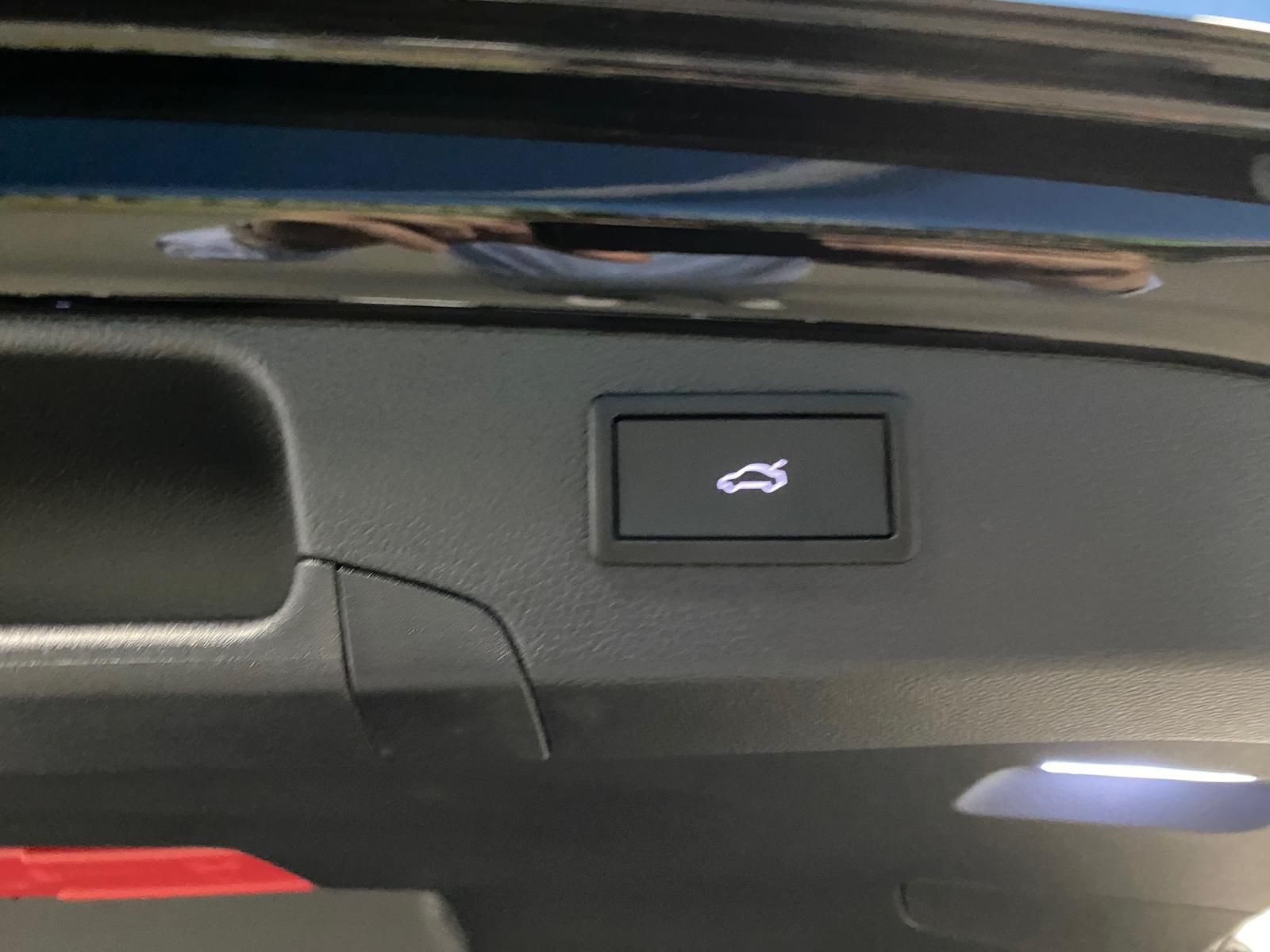 Fahrzeugabbildung Volkswagen Passat Variant 1.5 eTSI Elegance AHK+MATRIX+ACC+