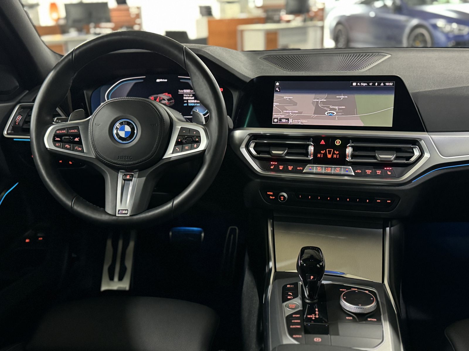 Fahrzeugabbildung BMW 320e M Sport Panoram Kamera HUD DAB HiFi Komfort