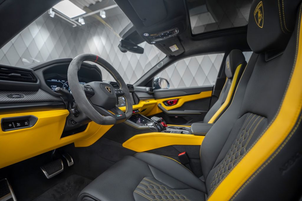 Urus 4.0 V8 SE 2026 BLACK/YELLOW AKRAPOVIC CARBO - Bild 14