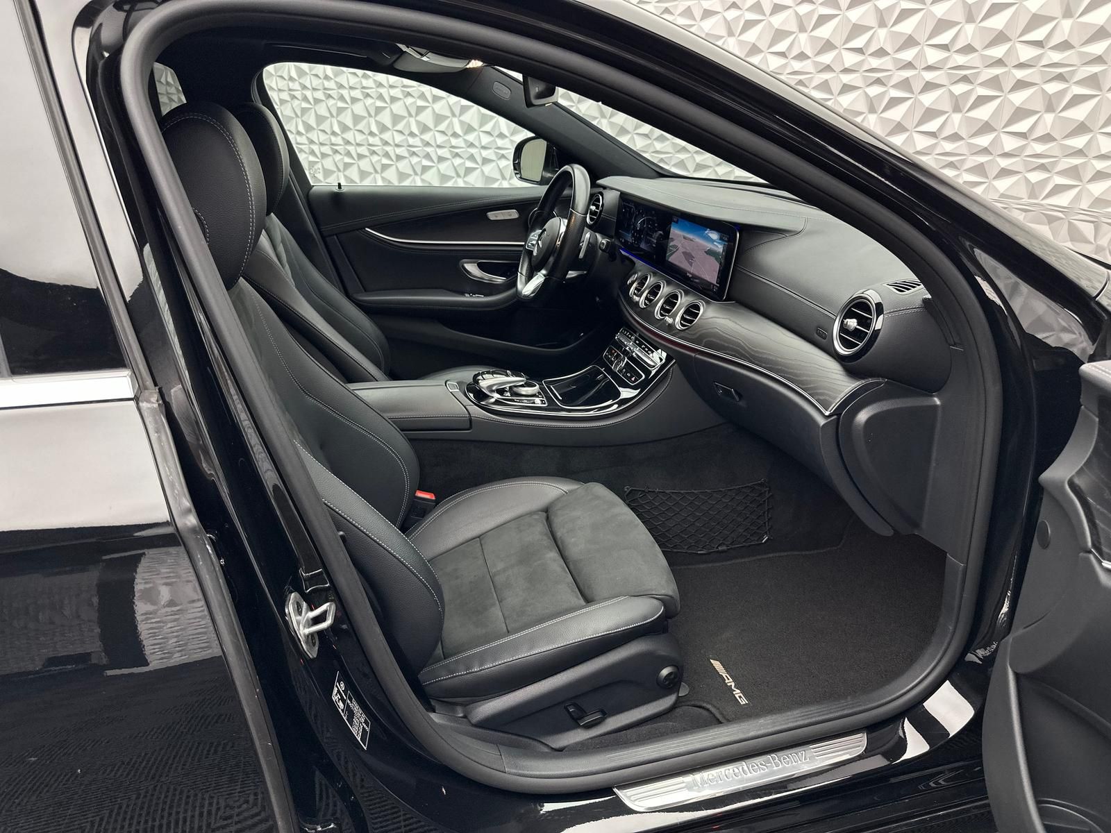 Fahrzeugabbildung Mercedes-Benz E 400d AMG/4MATIC/DISTRO/PANO/AHK/360°/MBUX/DAB+