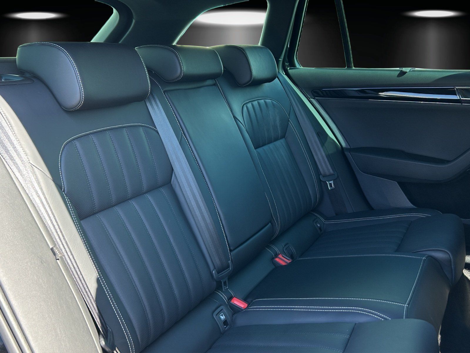 Fahrzeugabbildung SKODA Superb Combi 2.0 TDI L&K 4x4/ACC/360°CAM/VIRTUAL