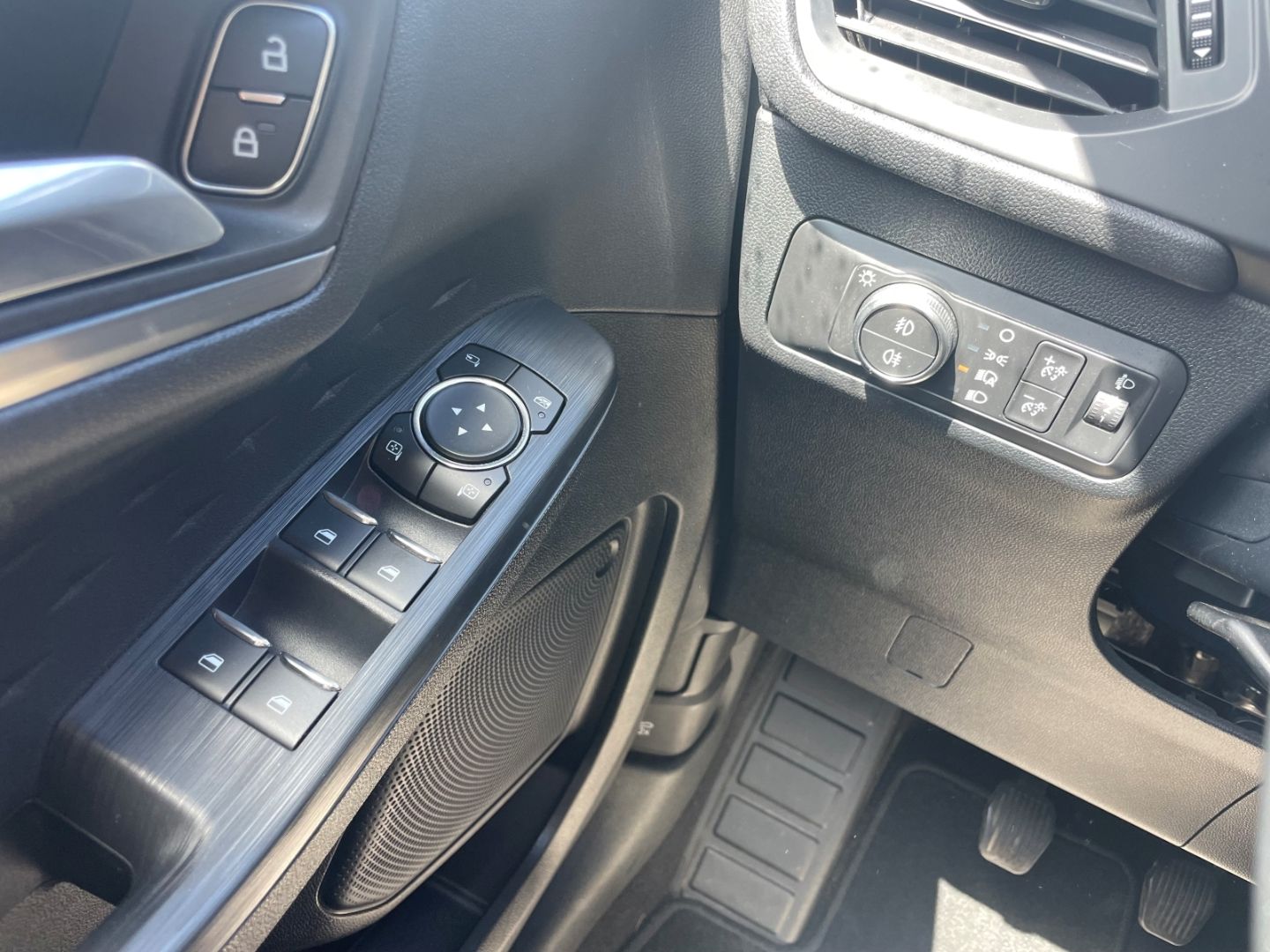 Fahrzeugabbildung Ford Kuga Titanium Spurhalteass Winterpaket Kamera