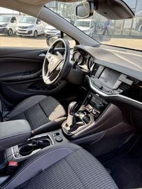 Fotografie des Opel Astra 1.2 Turbo Start/Stop Sports Tourer Eleganc