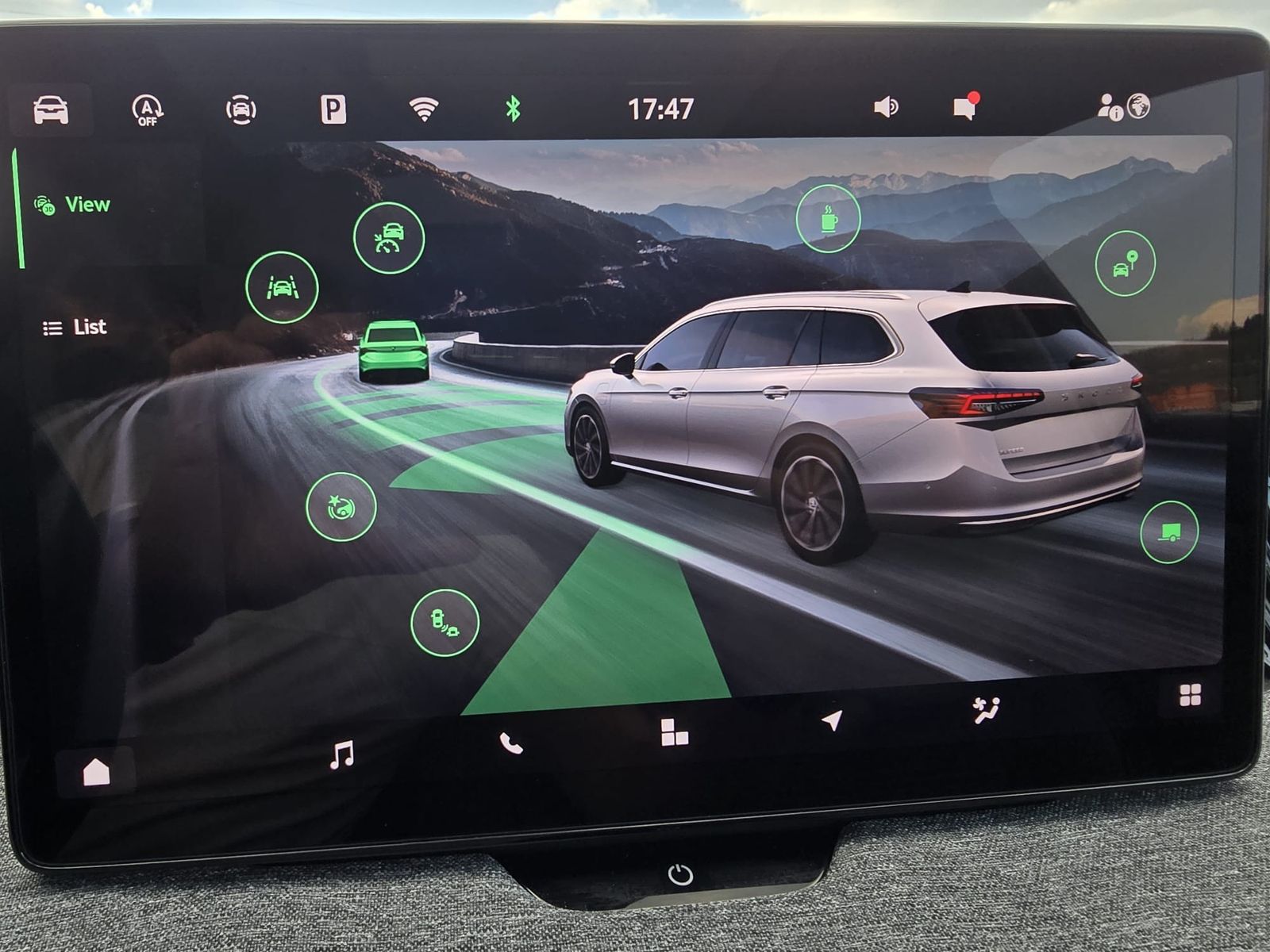Fahrzeugabbildung SKODA Superb 2.0 TDI 4x4 Selection MATRIX*AHK*PANO*19"