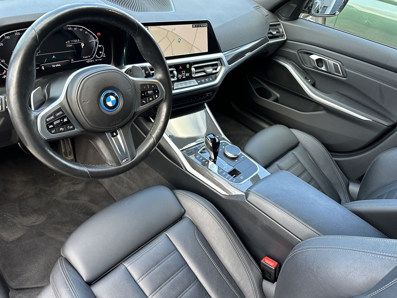 Fahrzeugabbildung BMW 330e Touring xDrive M-Sport NAV+LED+PANO+HEAD-UP