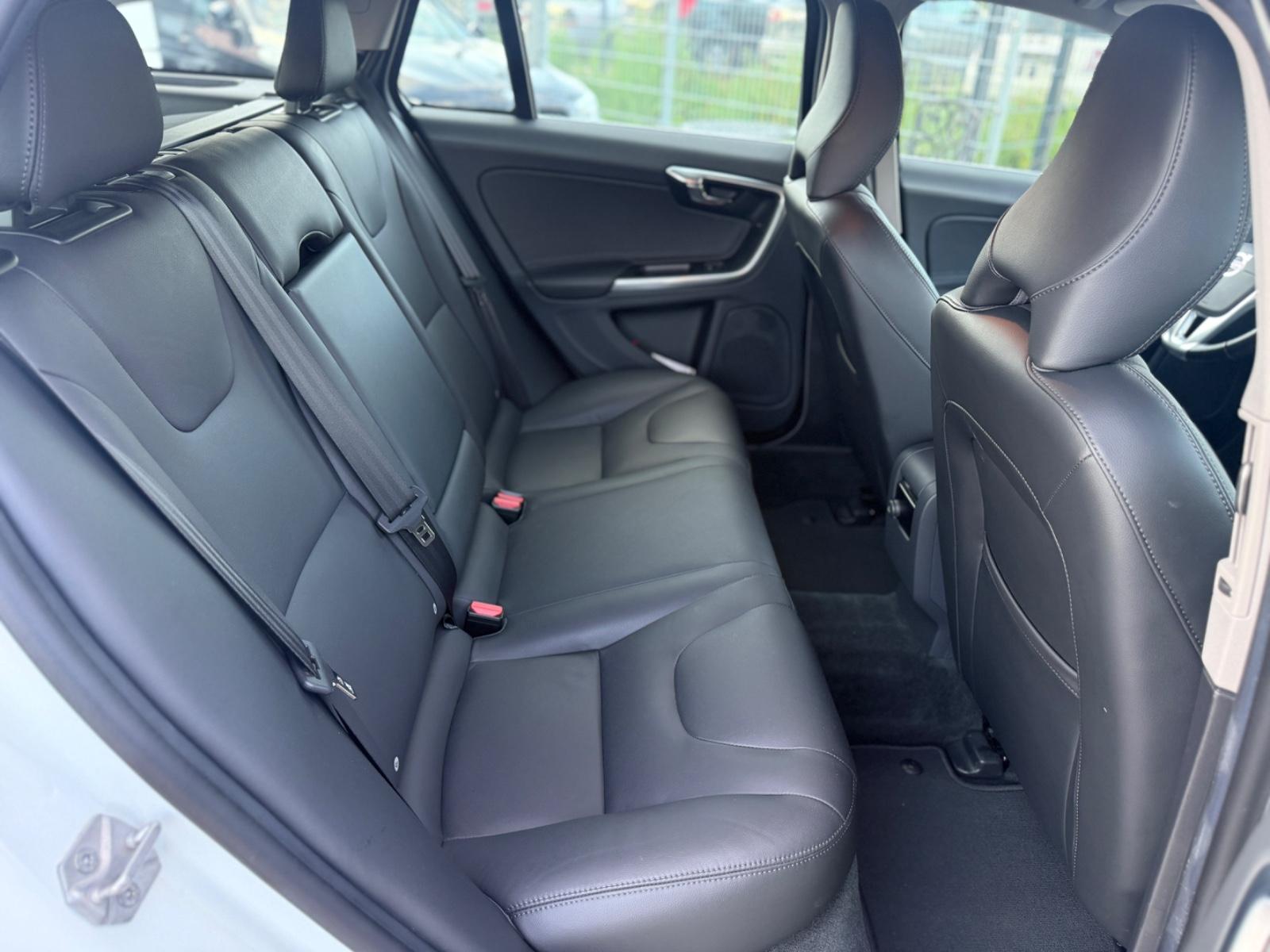 VOLVO V60 D5 2.4 215ch SUMMUM BVA Toit Ouvrant Entretien Complet
