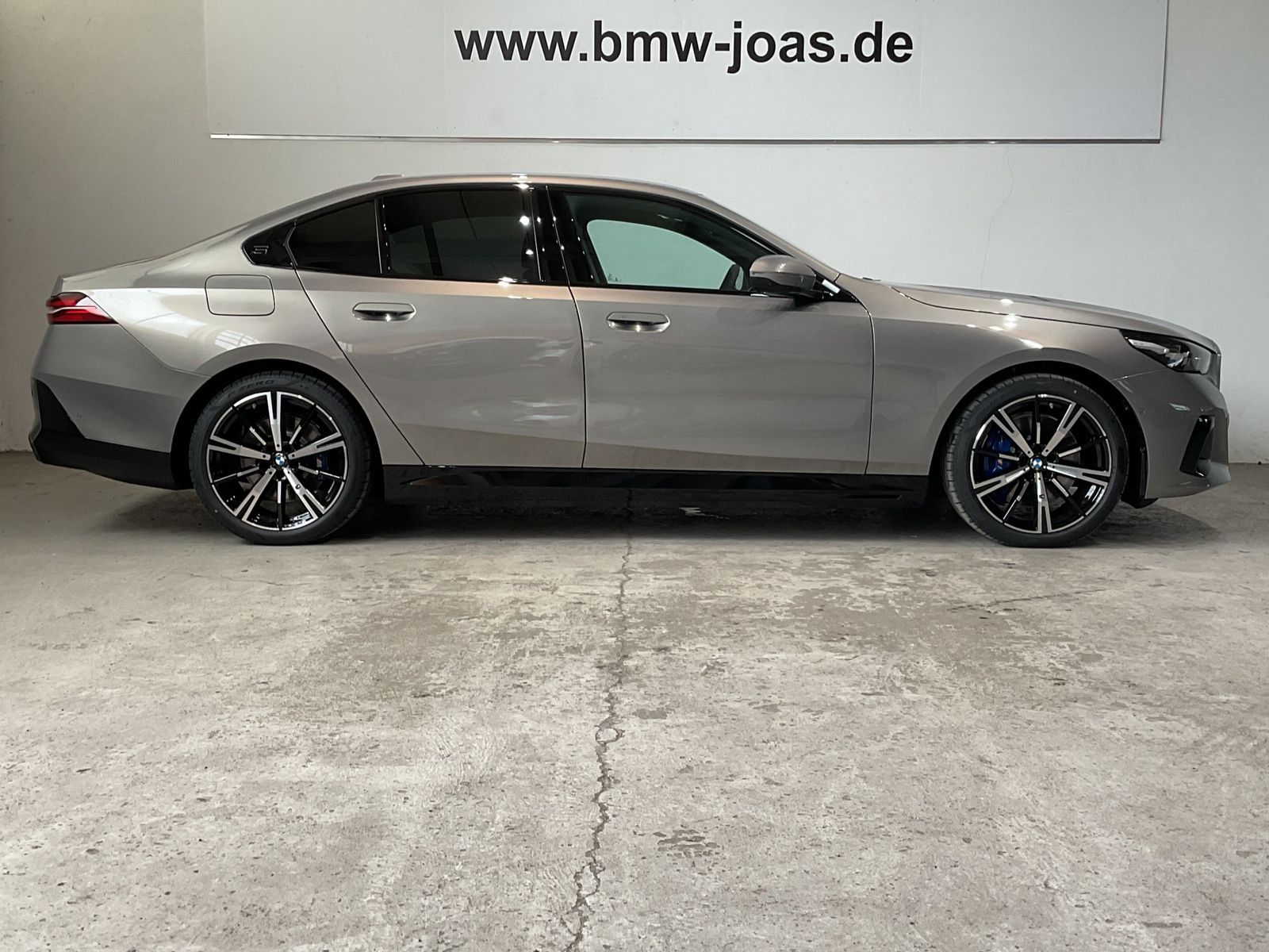 Fahrzeugabbildung BMW i5 xDrive40 *Sitzbelüftung *AHK *20" LMR DAB