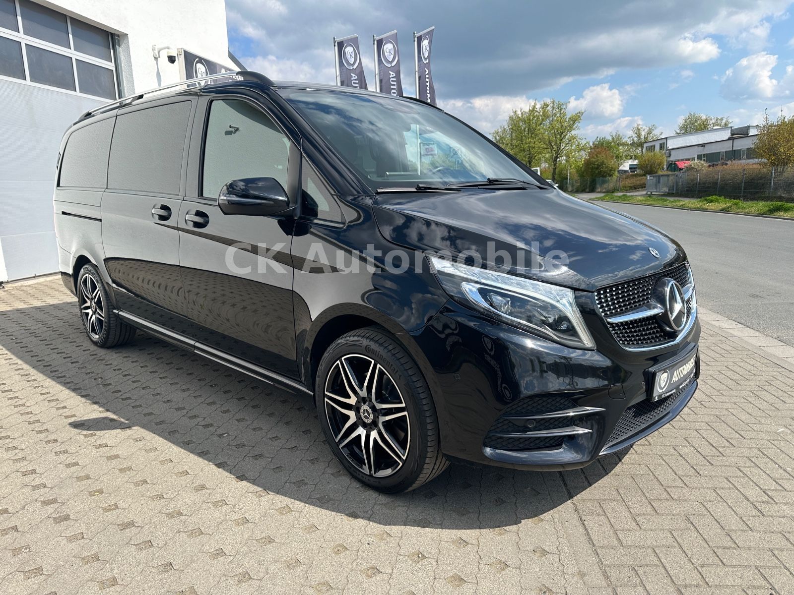 Fahrzeugabbildung Mercedes-Benz V 300d 4 Matic AVANTGARDE AMG-Line/6 Sitze/Pano