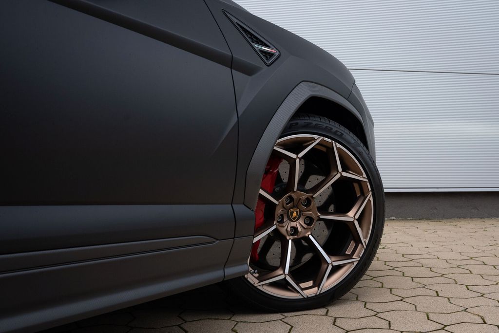 LAMBORGHINI Urus 2025