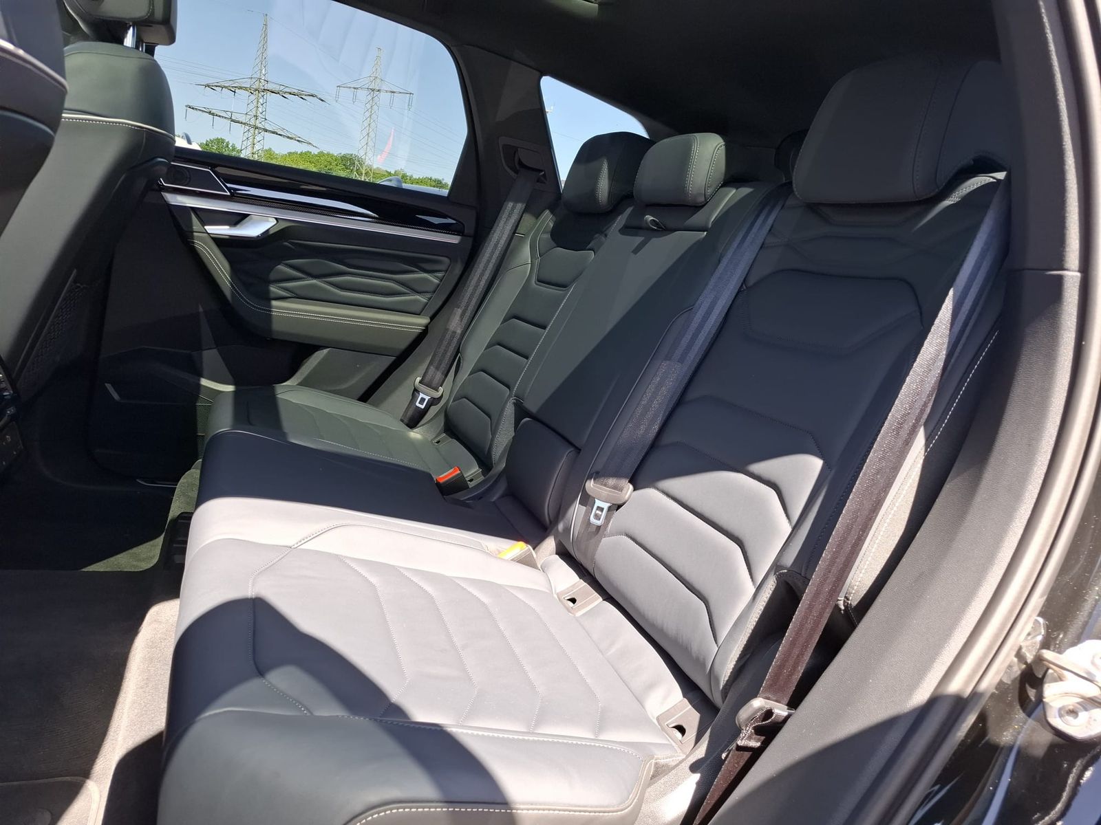 Fahrzeugabbildung Volkswagen Touareg 3.0TDI 4M R-Line VOLL Black 22" UPE 114T