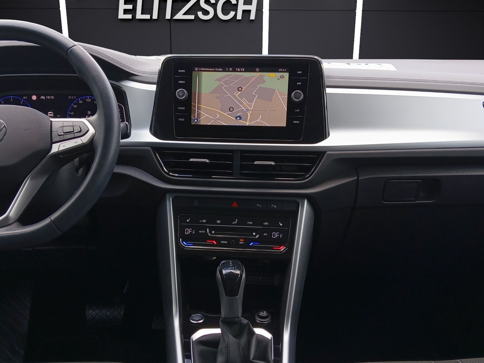 Fahrzeugabbildung Volkswagen T-Roc TSI Life DSG LED AHK Navi AID ACC RFK SH 1