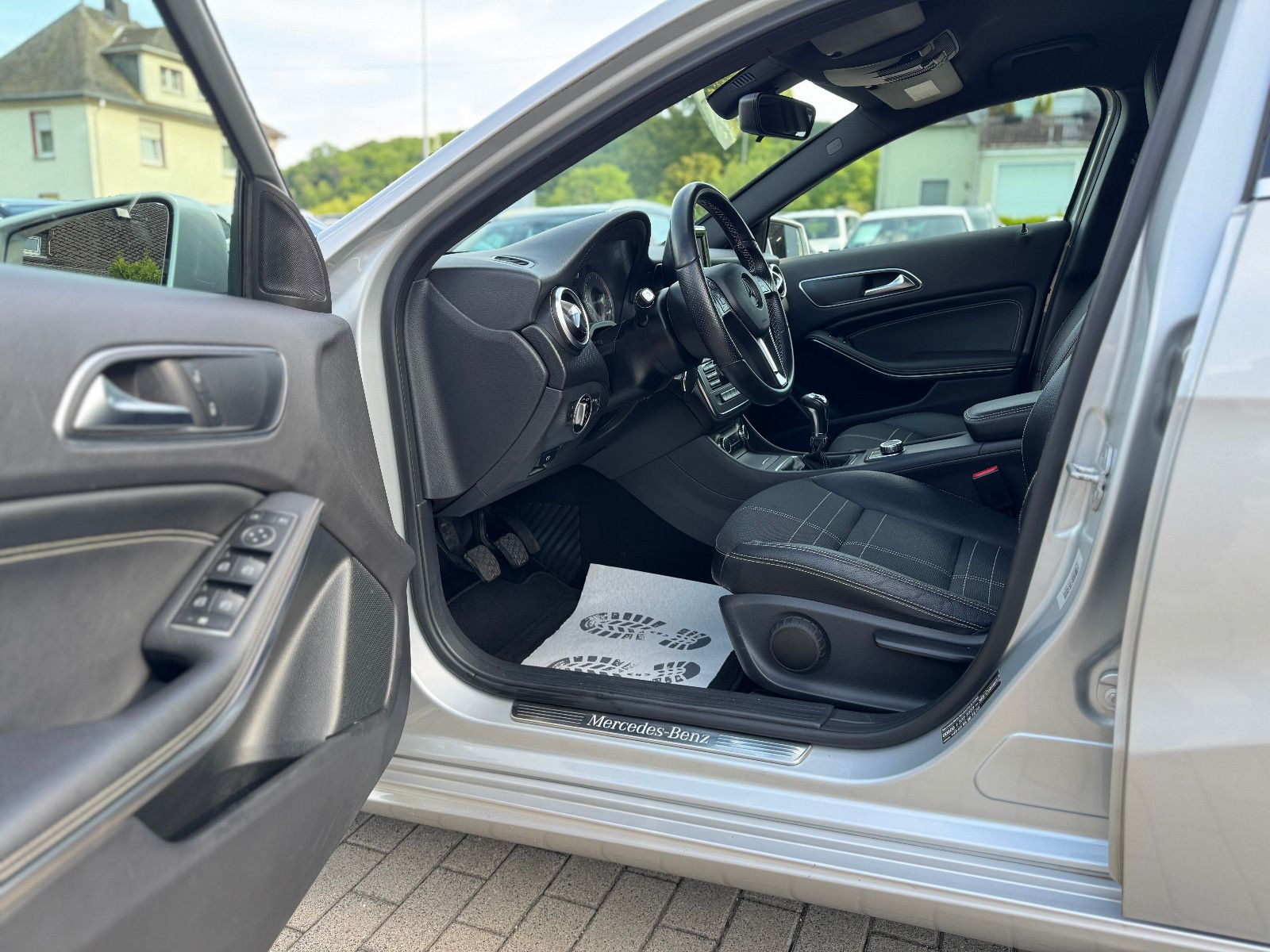 MERCEDES-BENZ A 180, 2012, Benzin, 122 PS