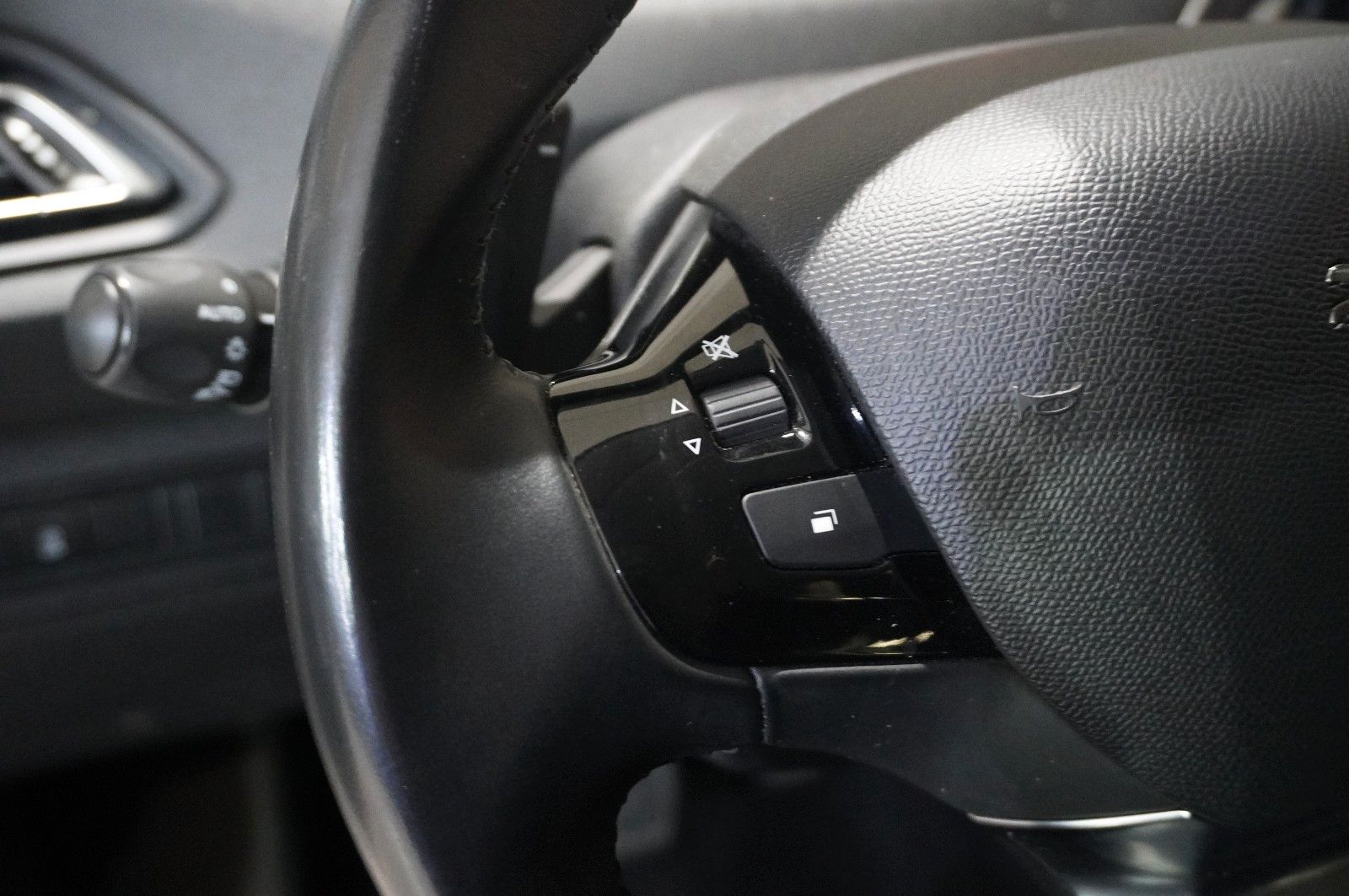 Fahrzeugabbildung Peugeot 308 LIM. 1.2T ACTICE PACK NAVI/LED/SPORT/NEBEL