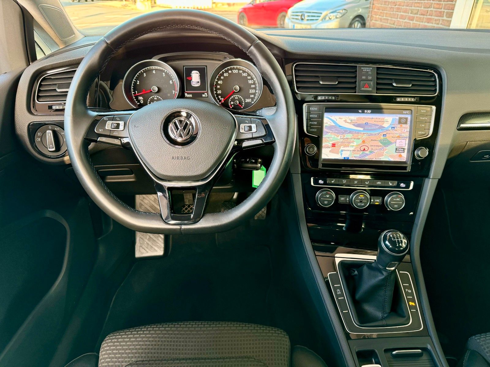 Fahrzeugabbildung Volkswagen Golf VII Lim. Highline BMT Navi/Xenon/AHK/1.Hand