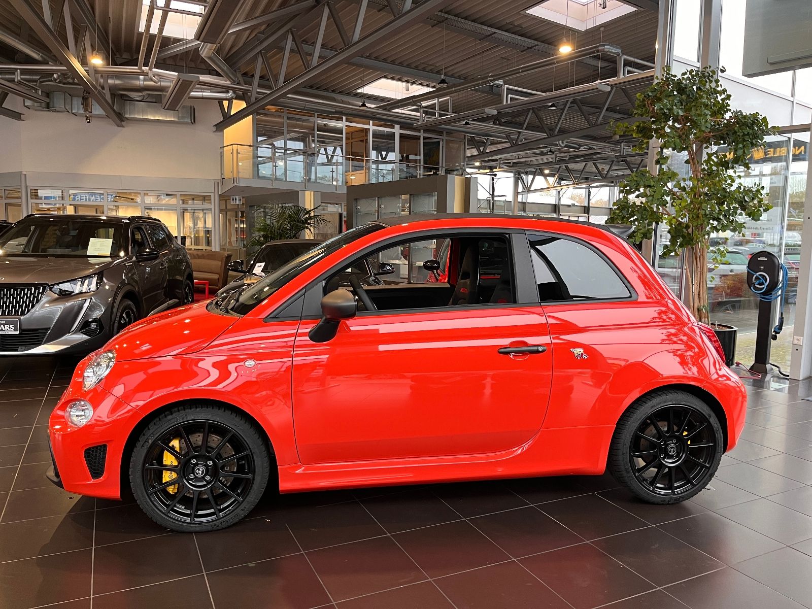 Fahrzeugabbildung Abarth 695C Competizione BEATS NAV CARPLAY