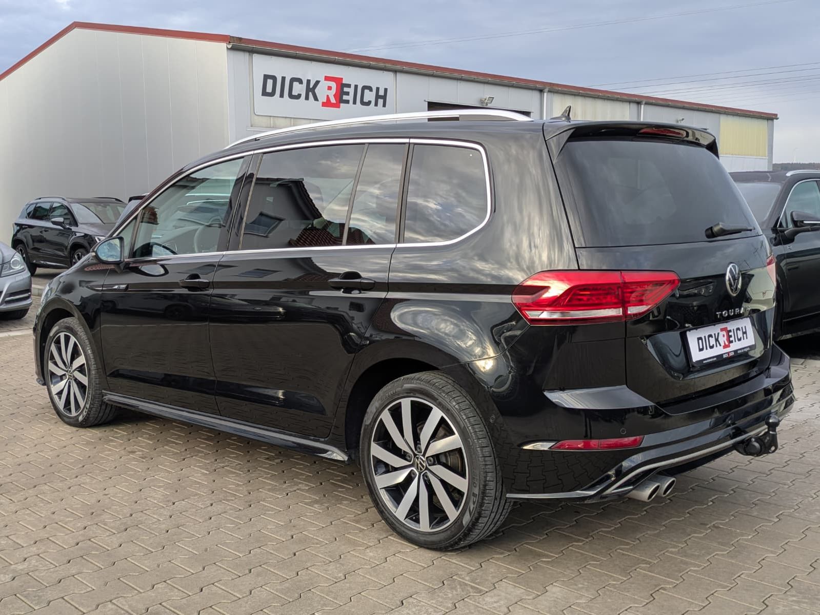 Fahrzeugabbildung Volkswagen Touran 2.0 DSG R-Line High. Pano 7-Si IQ.Dri AHK