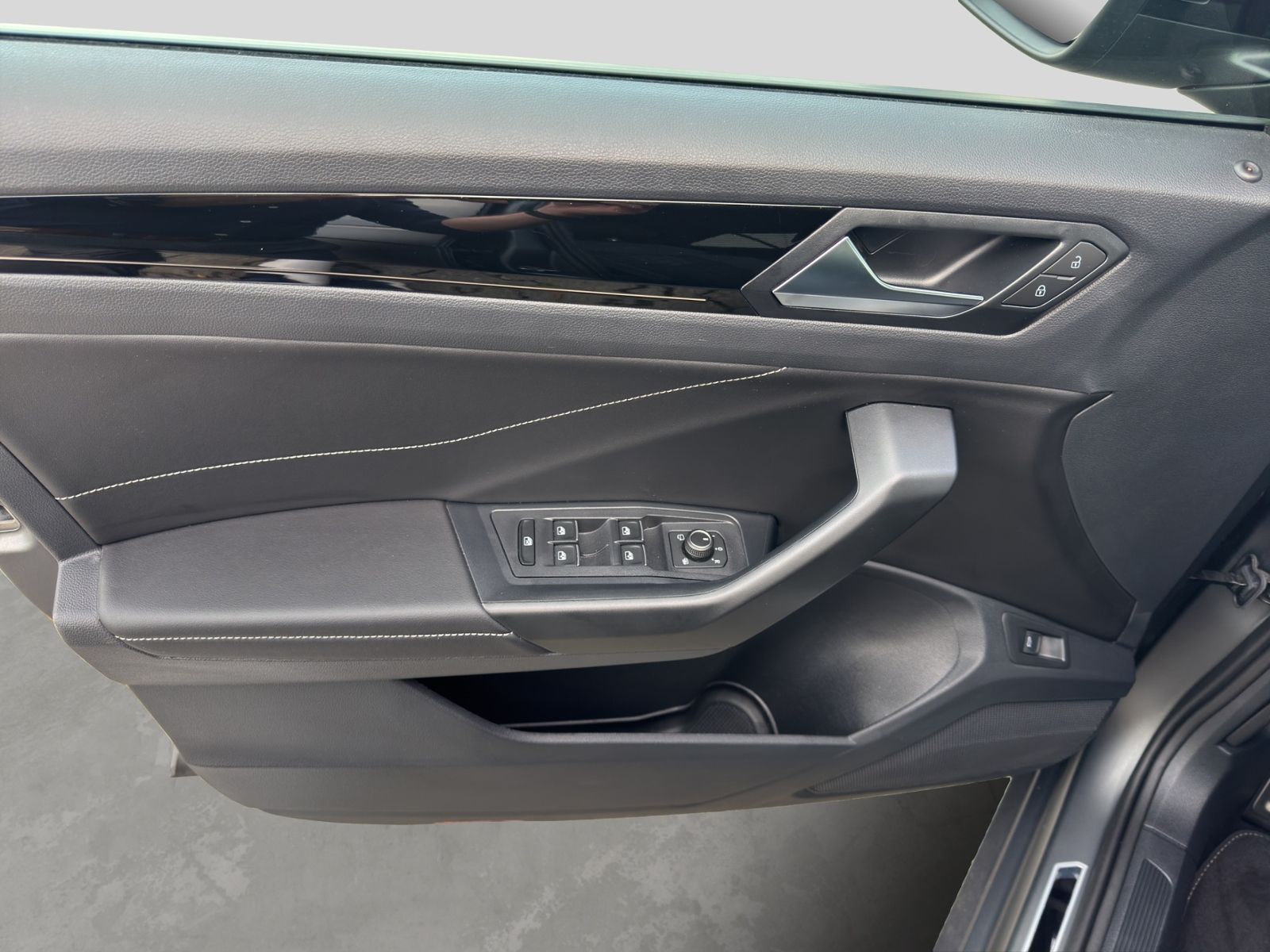 T-Roc 1.5 TSI DSG R-Line *AHK*IQ.LIGHT*NAVI*