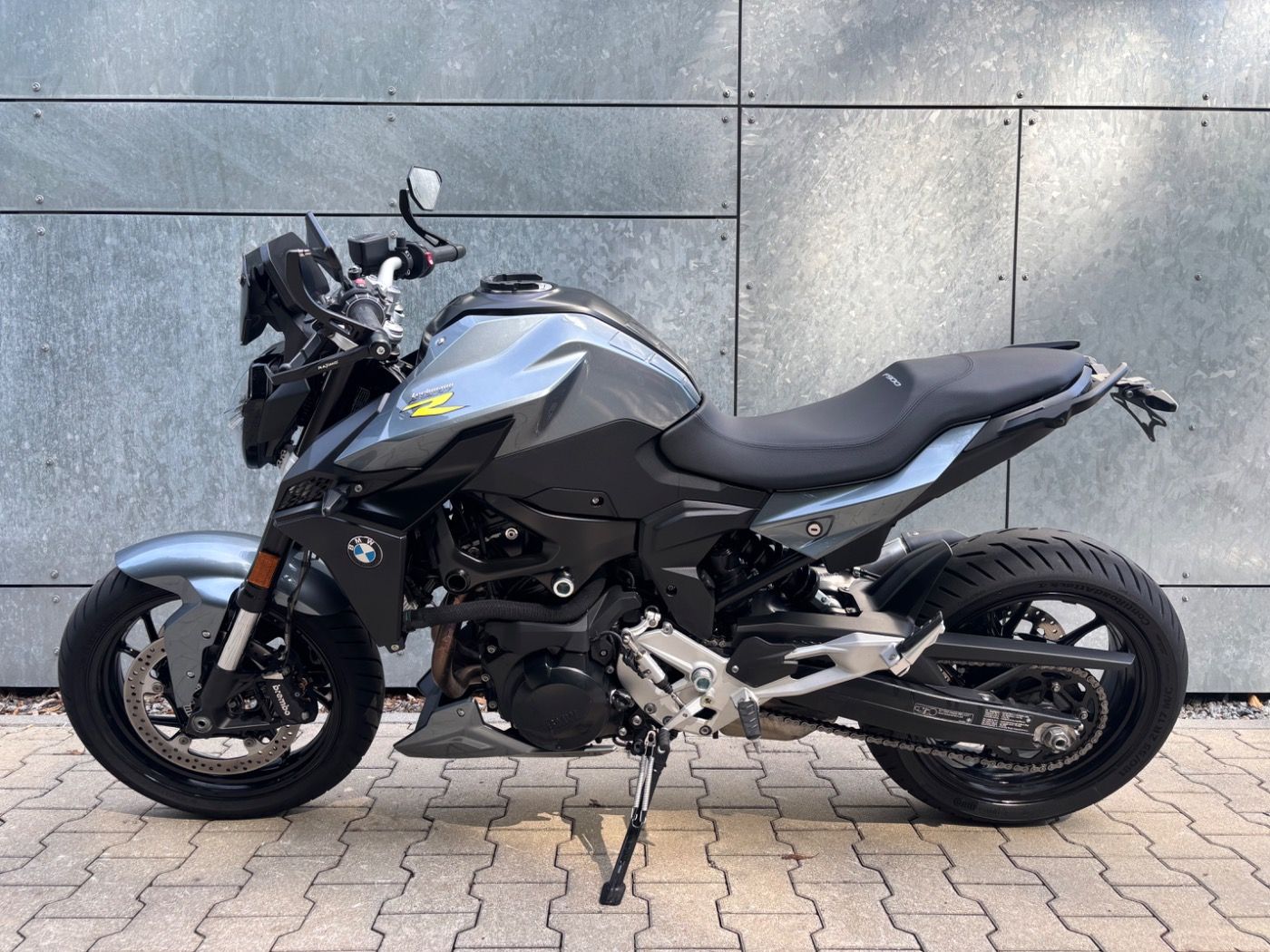 Fahrzeugabbildung BMW F 900 R kurzer Kennzeichenhalter, Lenkerendspieg