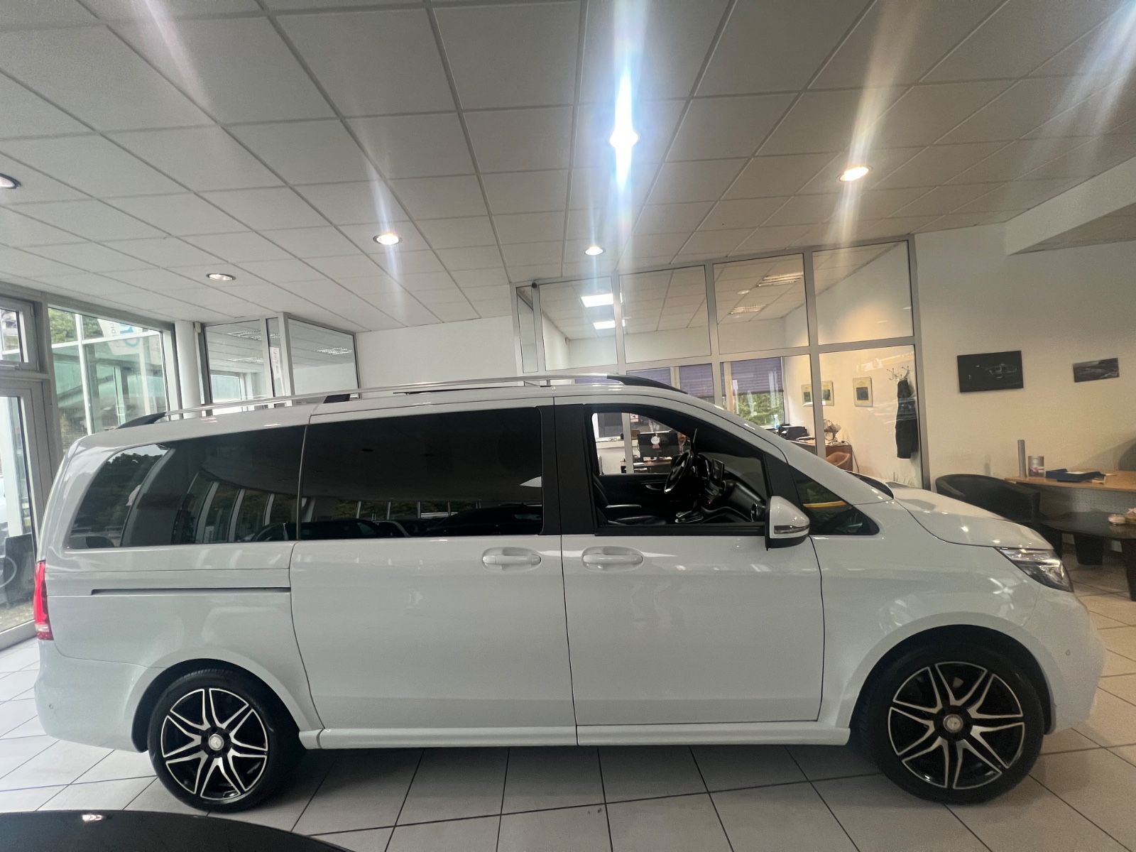 Fahrzeugabbildung Mercedes-Benz V 250 d 4MATIC lang AMG LINE *PANO*Perlmutt-Weiß