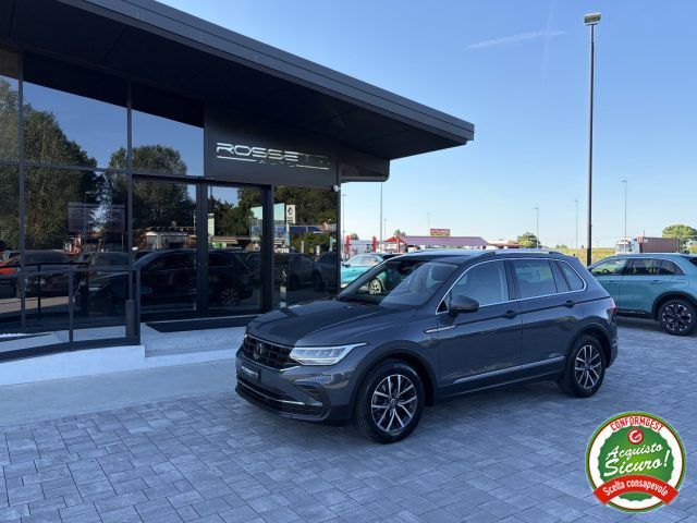 Volkswagen Tiguan - 1