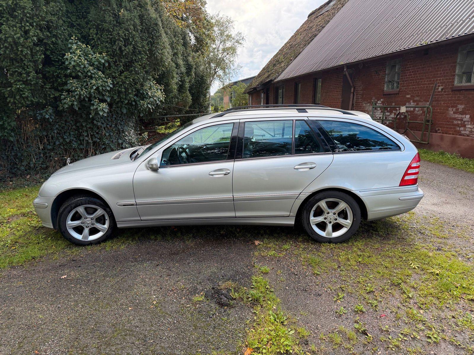 Mercedes-Benz C180 2004 — rear view