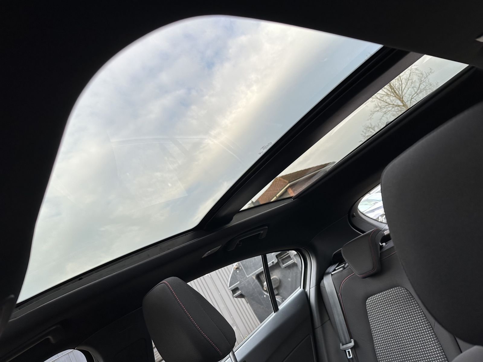 Fahrzeugabbildung Ford Focus 1.5 EB Aut. ST-Line NAV+LED+PANO+B&O+KAM