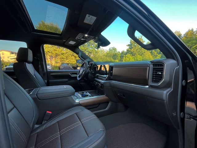 Vehicle photo 13