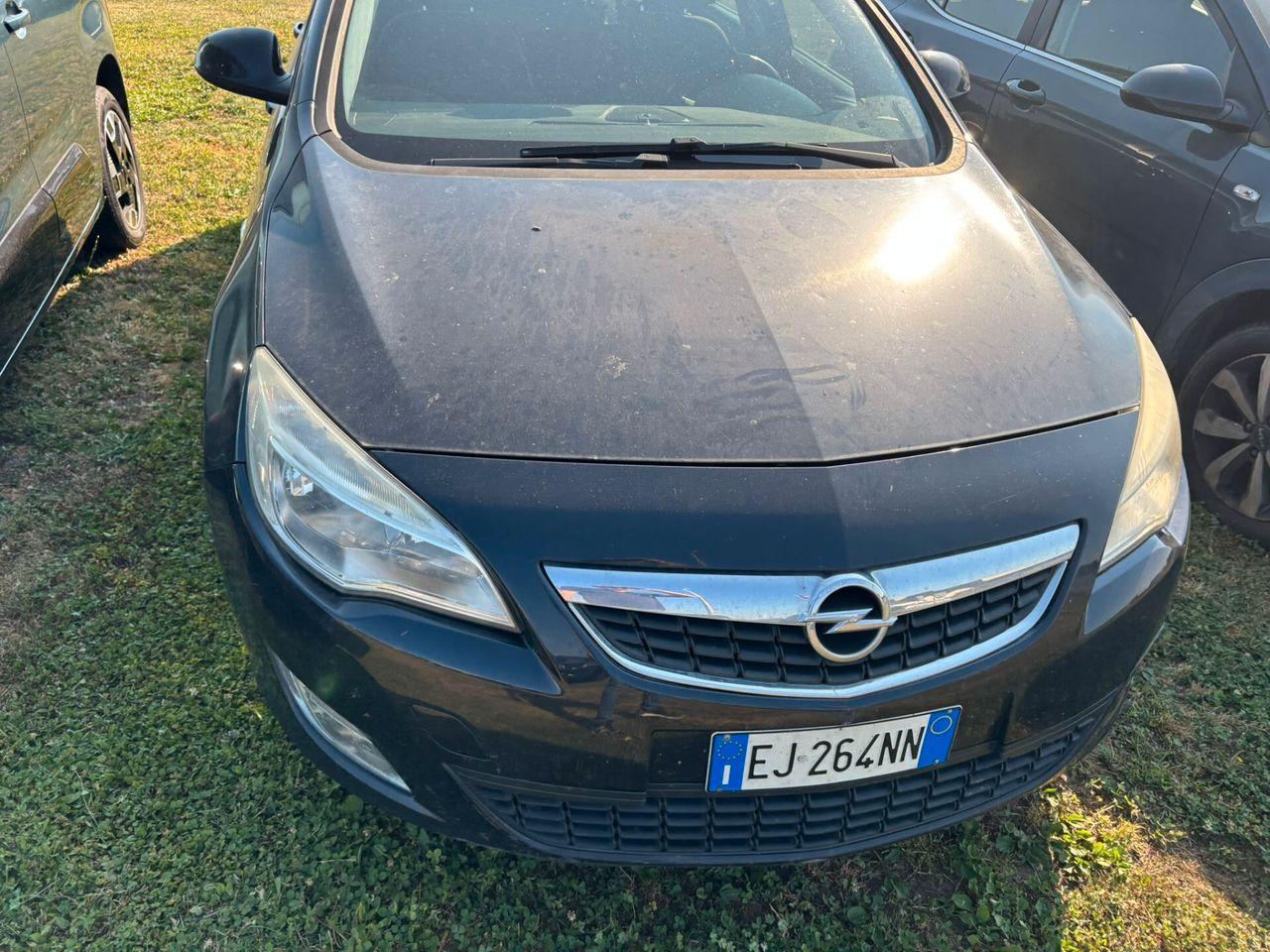 Opel Astra 2011 — photo 7