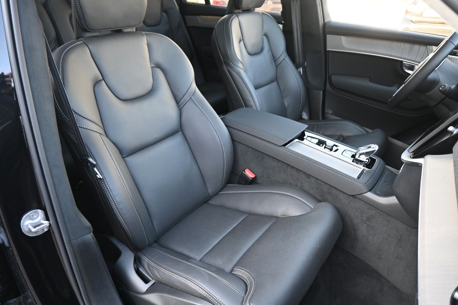 Fahrzeugabbildung Volvo XC90 T8 AWD Ultra Dark*STDHZG*360**LUFT*B&W*22"