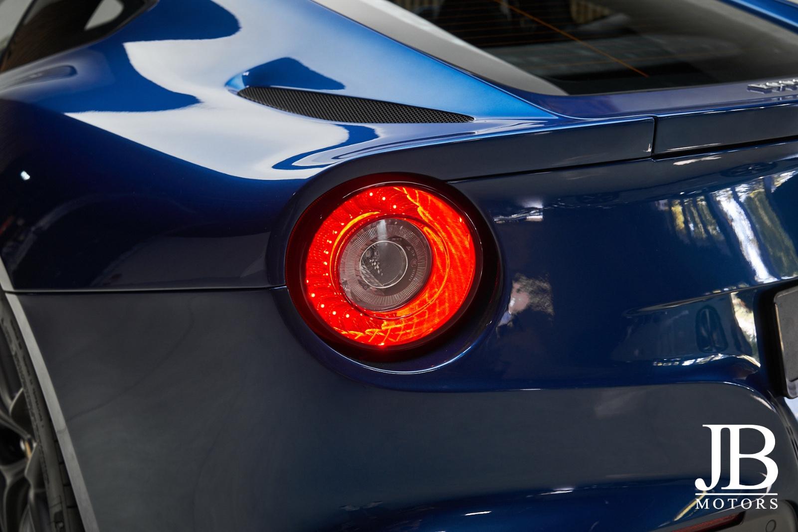 Ferrari F12 Berlinetta V12 740 ch • Atelier Car Blu Abu Dhabi • Carbone • Baquets carbone • Lift • 37 000 km