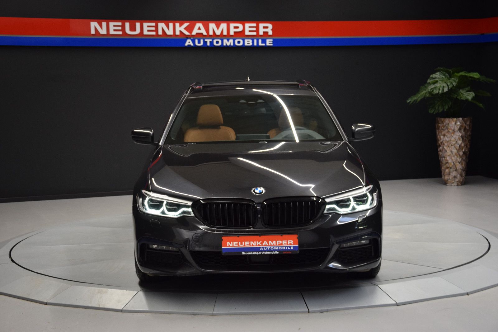 Fahrzeugabbildung BMW 520 d xDrive M Sport Leder Panorama H&K 360°