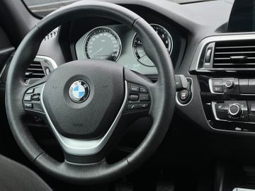 Fahrzeugabbildung BMW 118i Advantage Lim. 3 trg Sportsitze LED ALU