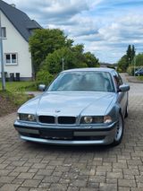 BMW 750i 12-Zylinder V-Motor 326PS - BMW 750: 750i V12