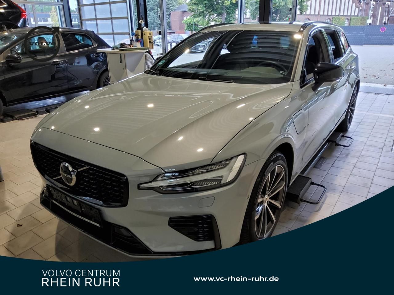 Volvo V60 T8 PLUG-IN AWD PLUS DARK AHK+FAP+PANO+MEMORY foto 1
