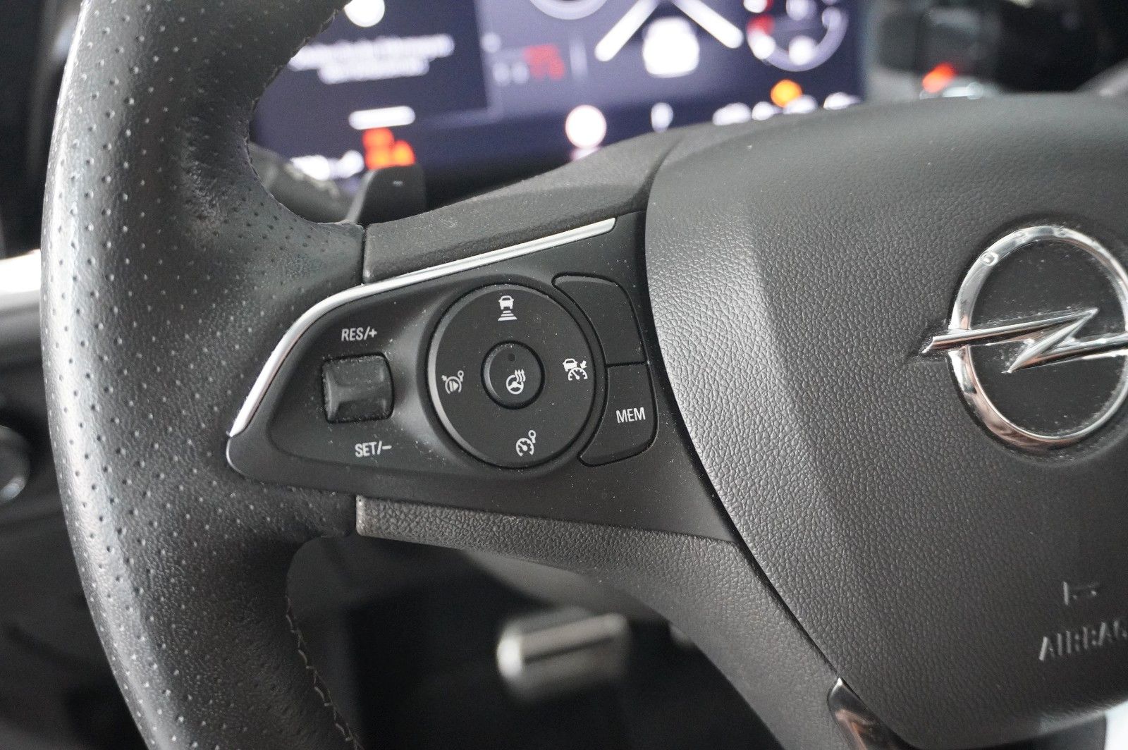 Fahrzeugabbildung Opel Grandland (X) 1.6T GSe HYBRID 4X4 NAVI/LED/SPORT