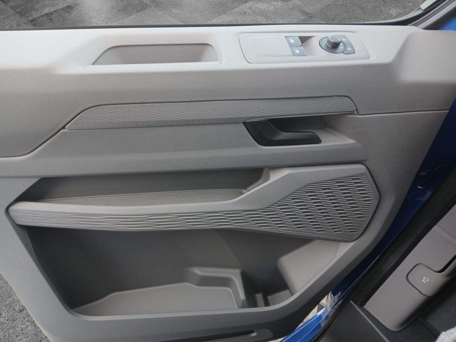 Fahrzeugabbildung Volkswagen T7 Transporter Kombi TDI LR KLIMA RFK PDK