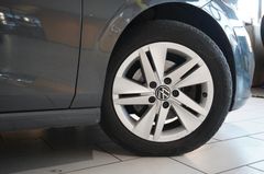 Fahrzeugabbildung Volkswagen Golf VIII VARI. 1.5 eTSI LIFE NAVI/KAMERA/ACC/SH