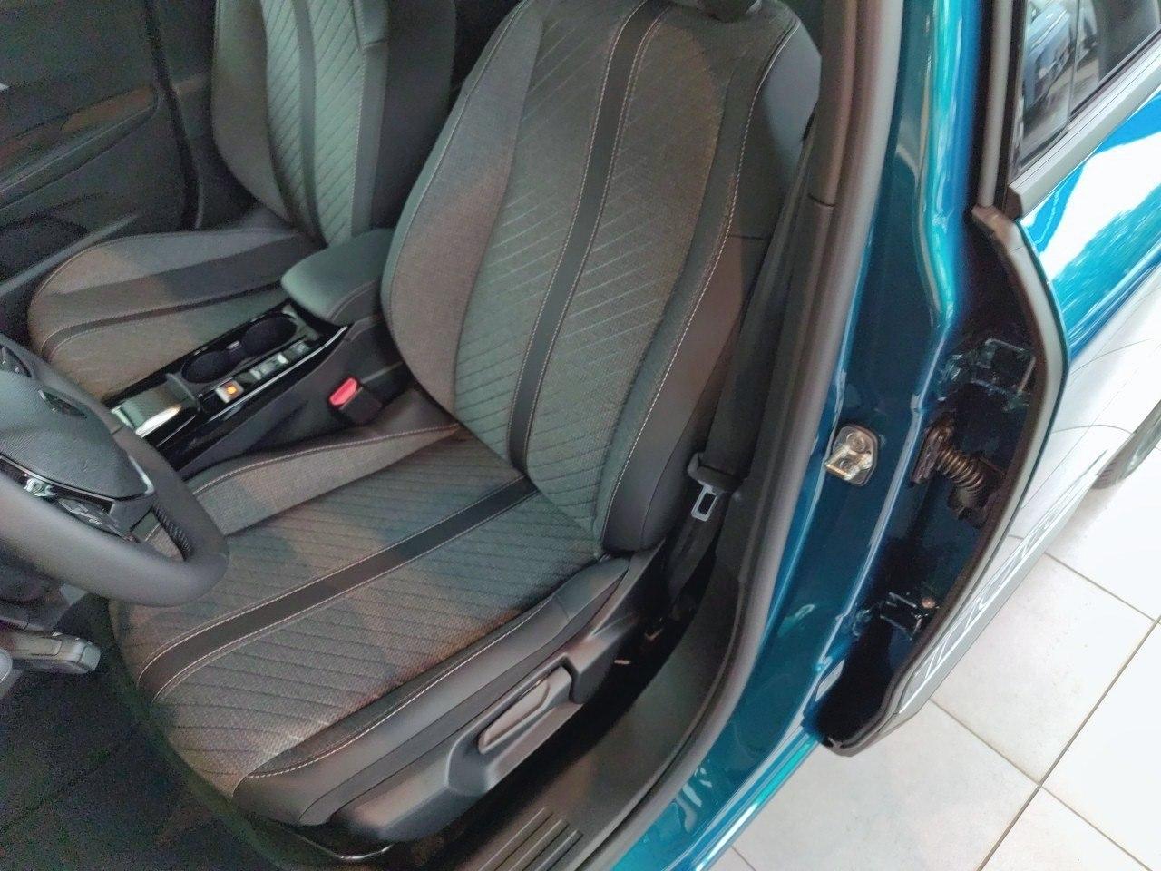 Peugeot 2008 Allure Hybrid 100 e-DSC6 Navi,360°