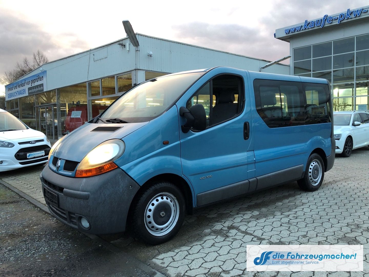 Fahrzeugabbildung Renault Trafic Combi Behindertengerecht Rampe Export TÜV