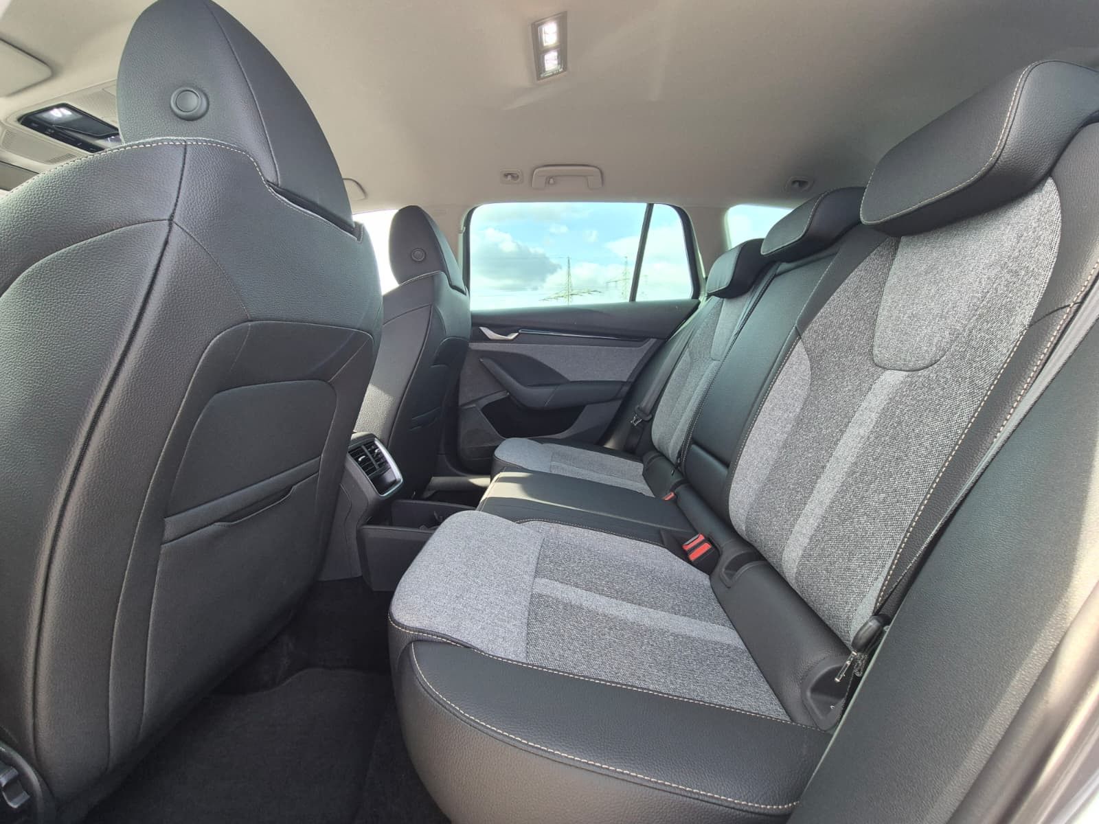 Fahrzeugabbildung SKODA Octavia 1.5 eTSI DSG Selection LED*AHK*5J-Gar.
