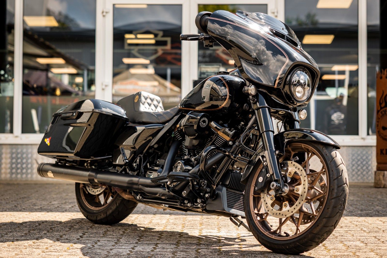 Fahrzeugabbildung Harley-Davidson FLHXST STREET GLIDE ST 117-JEKILL & HYDE- Öhlins