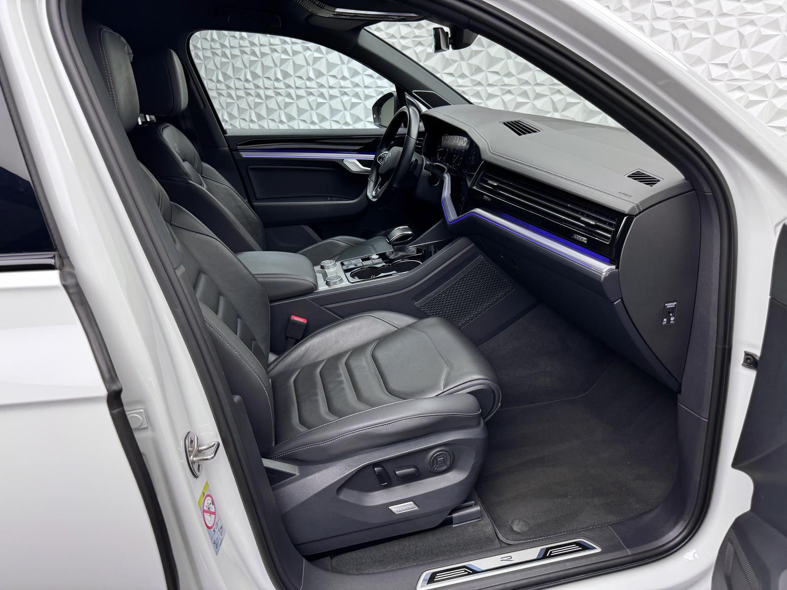 Fahrzeugabbildung Volkswagen 3.0 TDI*R-LINE*IQ*ALLRADLENK*DYNAUDIO*STANDHZ*AH