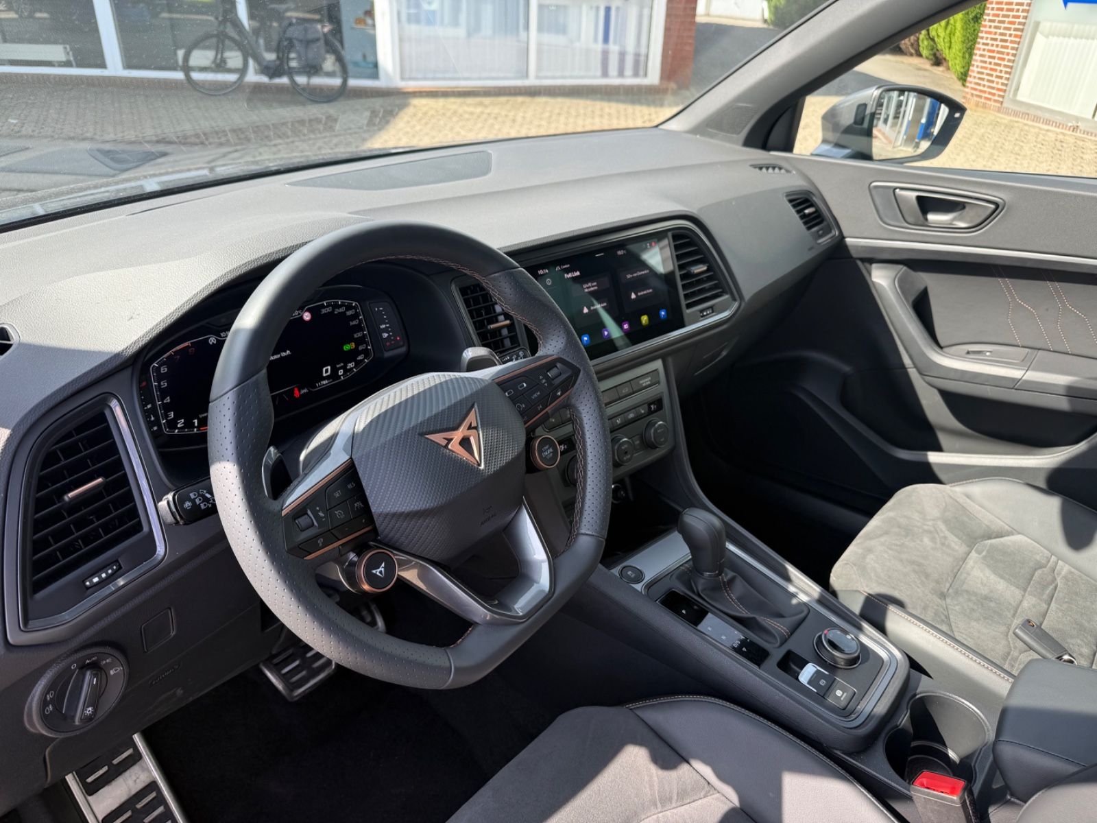 Fahrzeugabbildung CUPRA Ateca 1.5 TSI DSG ACC/Navi/SHZG/eHeck/LED/Travel